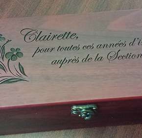 Gravure-sur-boite-cadeau-en-bois-2